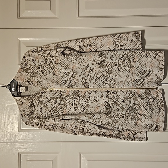 💖  $5 add to bundle Long snake print zip up lightweight jacket💖 - Picture 1 of 6